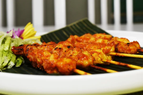 tavuk satay yemek masası üzerinde