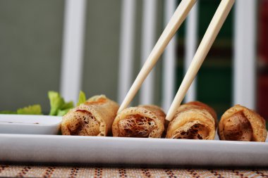 Kızarmış bahar rulo tatlı ve ekşi sos ile servis edilir 