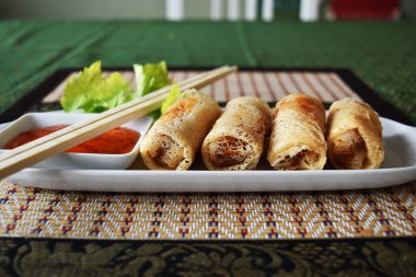 Kızarmış bahar rulo tatlı ve ekşi sos ile servis edilir 