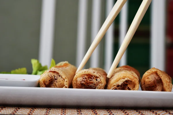 Fried spring rolls serves with sweet and sour sauce — Stock Photo, Image