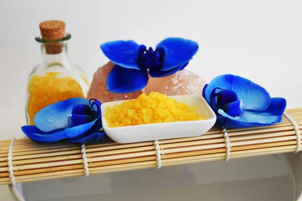 Güzel spa ayarı ile orkide çiçek