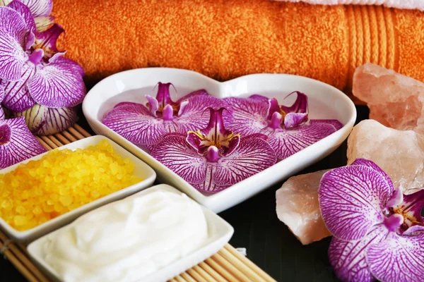 Güzel spa ayarı ile orkide çiçek