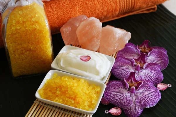 Güzel spa ayarı ile orkide çiçek