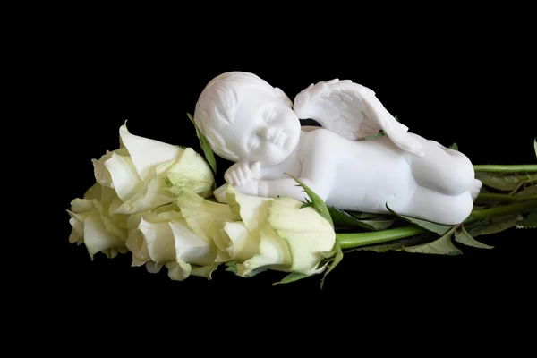 Melek heykeli ile beyaz güller