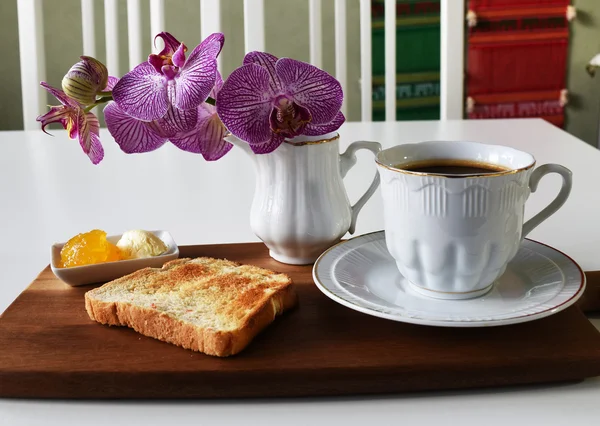 Tost ile beyaz fincan sıcak kahve