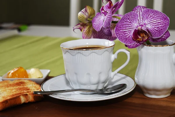 Café caliente en taza blanca con tostadas — Foto de Stock