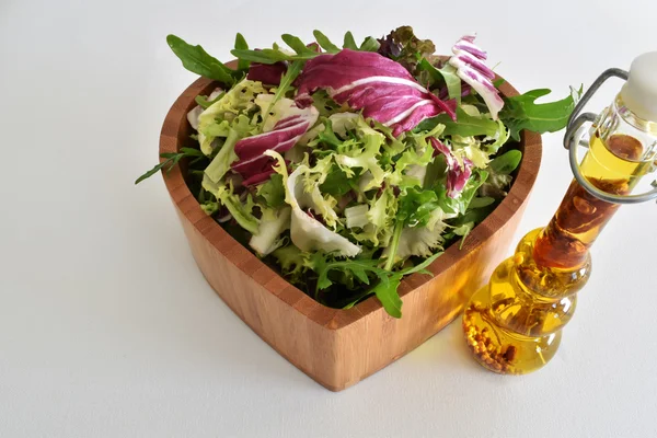 Taze yeşil salata ve zeytin yağı 