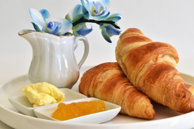 Kruvasan ile Avrupai kahvaltı