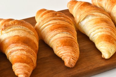 Ev yapımı taze kruvasanlar, lezzetli ay çöreği  