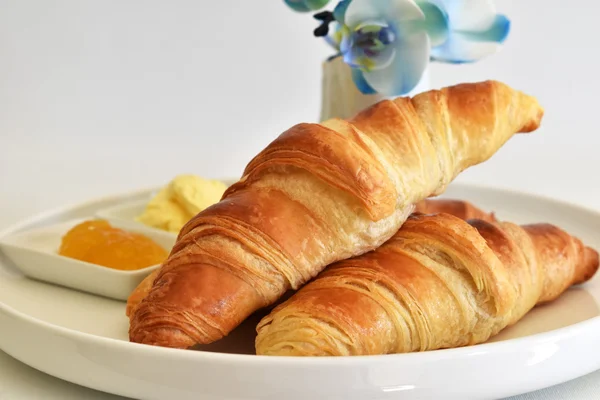 Kruvasan ile Avrupai kahvaltı