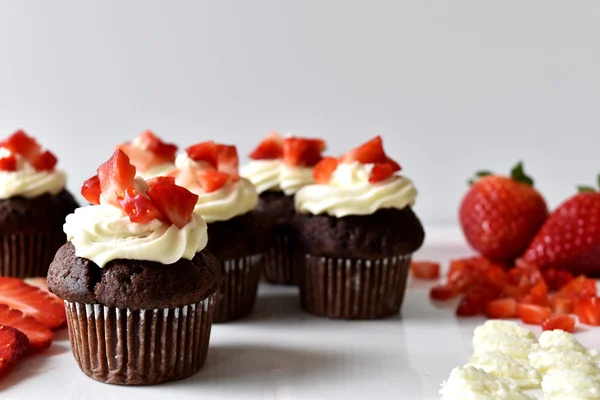 Bolinho de chocolate com creme e morango — Fotografia de Stock