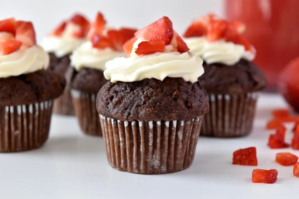 Magdalena de chocolate con crema y fresa —  Fotos de Stock