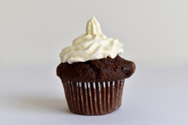 taze ev yapımı çikolatalı muffin krema ile 