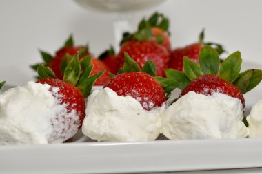 Taze organik kırmızı çilek kremalı