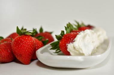 Taze organik kırmızı çilek kremalı