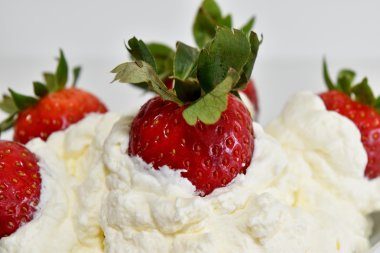 Taze organik kırmızı çilek kremalı