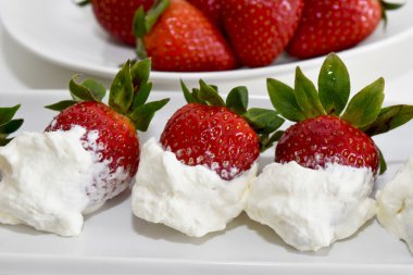 Taze organik kırmızı çilek kremalı