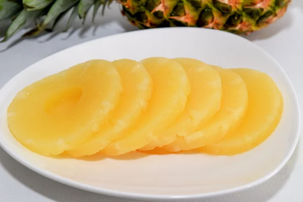Pineapple rings with fresh pineapple fruit — Stock Photo, Image