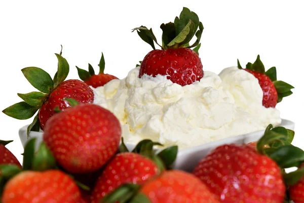 Fragole rosse fresche biologiche con panna montata — Foto Stock