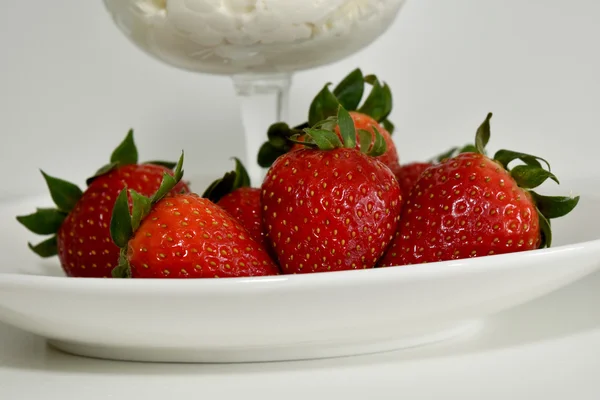 Taze organik kırmızı çilek kremalı