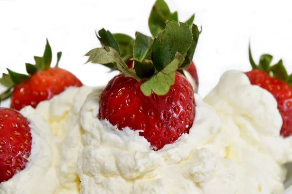 Fragole rosse fresche biologiche con panna montata — Foto Stock