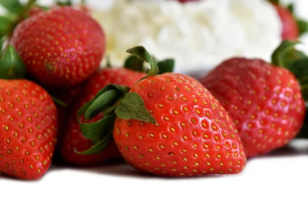 Taze organik kırmızı çilek kremalı