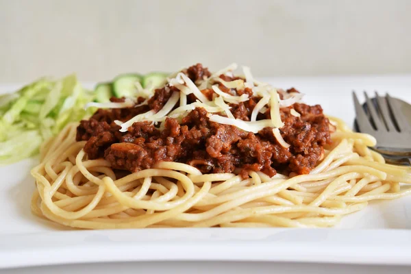 Tepesinde domates soslu spagetti