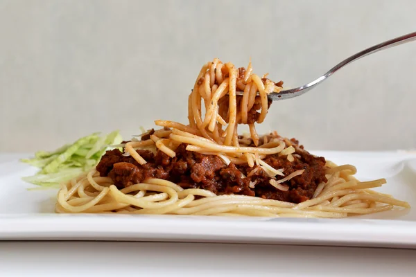 Spagetti domates sos ile tepesinde