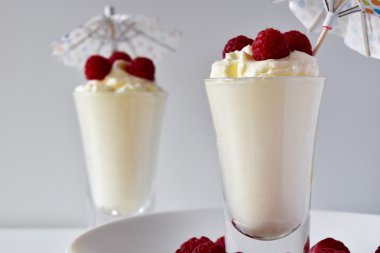 Ahududu ile tepesinde vanilya krem 