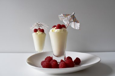 vanilya krem ahududu meyve ile tepesinde 