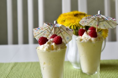  vanilya krem ahududu meyve ile tepesinde 