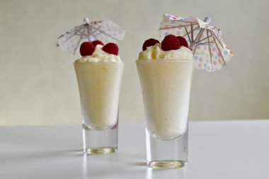 vanilya krem ahududu meyve ile tepesinde 