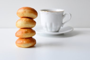 Bir fincan kahve ile lezzetli mini çörekler 