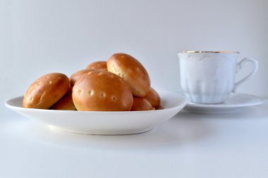 Bir fincan kahve ile lezzetli mini çörekler 