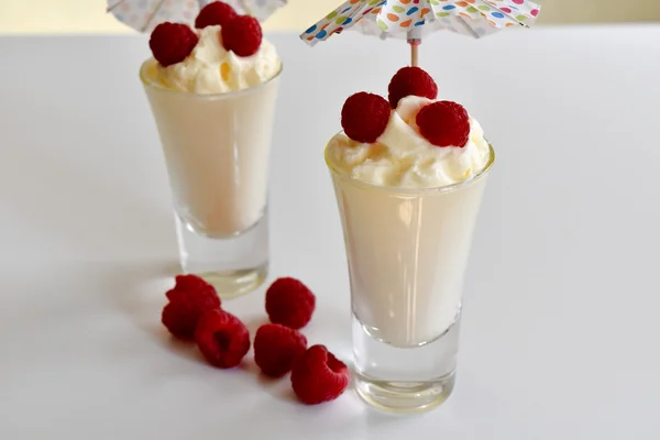 Vanilla mousses topped with raspberry fruit — Stock Photo, Image