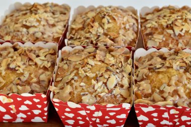 Lezzetli pandispanya gevrek karamel ve badem ile tepesinde 