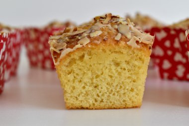 Lezzetli pandispanya gevrek karamel ve badem ile tepesinde 