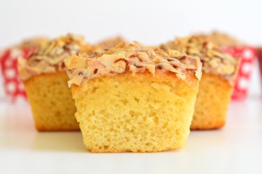 Lezzetli pandispanya gevrek karamel ve badem ile tepesinde 