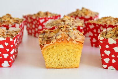 Lezzetli pandispanya gevrek karamel ve badem ile tepesinde 