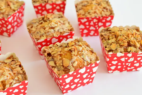 Lezzetli pandispanya gevrek karamel ve badem ile tepesinde 