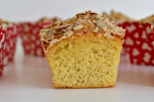 Lezzetli pandispanya gevrek karamel ve badem ile tepesinde 