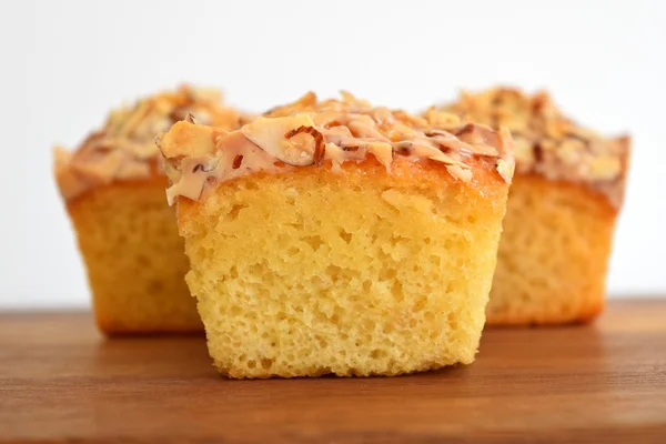 Delicioso bolo de esponja coberto com caramelo crocante e amêndoa — Fotografia de Stock