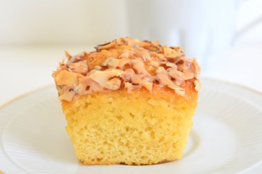 Lezzetli pandispanya gevrek karamel ve badem ile tepesinde 