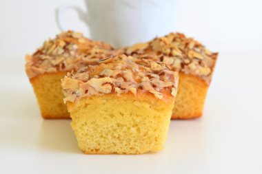 Lezzetli pandispanya gevrek karamel ve badem ile tepesinde 