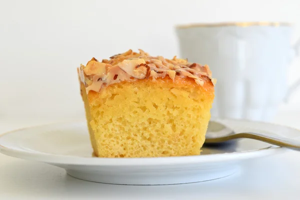 Delicioso bolo de esponja coberto com caramelo crocante e amêndoa — Fotografia de Stock