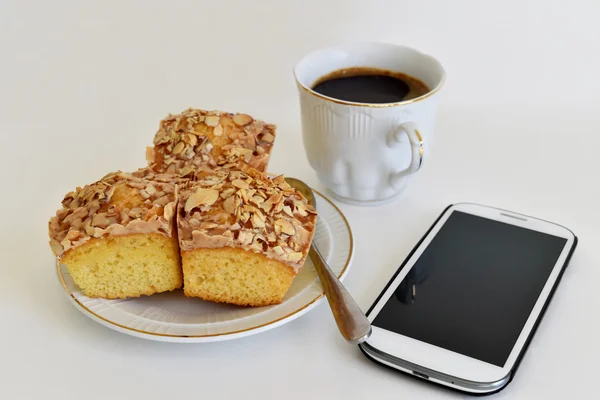 Lezzetli pandispanya gevrek karamel ve badem ile tepesinde 