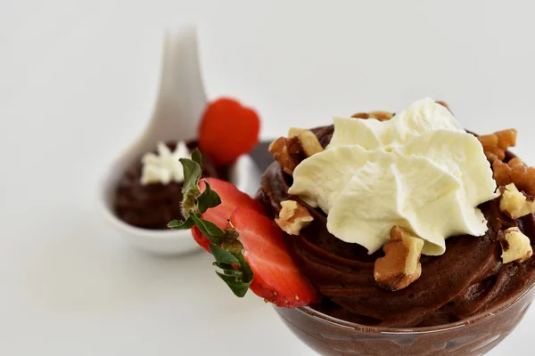 Стакан шоколадного пудинга со взбитыми сливками и клубникой — стоковое фото