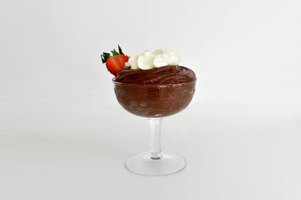 Krem şanti ve çilek ile cam çikolatalı puding 