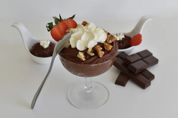 Стакан шоколадного пудинга со взбитыми сливками и клубникой — стоковое фото
