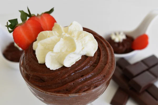 Glas Schokoladenpudding mit Schlagsahne und Erdbeere — Stockfoto
